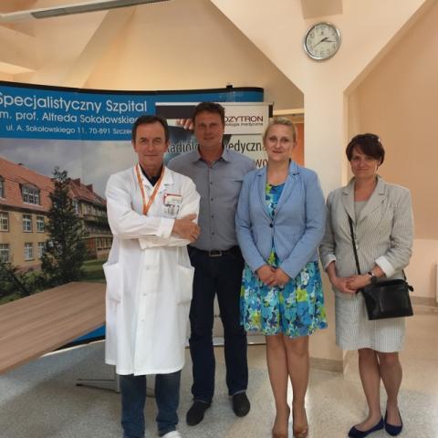 Na zdjęciu : prof. dr hab. med. Tomasz Grodzki (dyrektor szpitala) wraz z Inspektorem Ochorny Radiologicznej Bartłomiejem Ginterem oraz wykładowcami firmy Pozytron